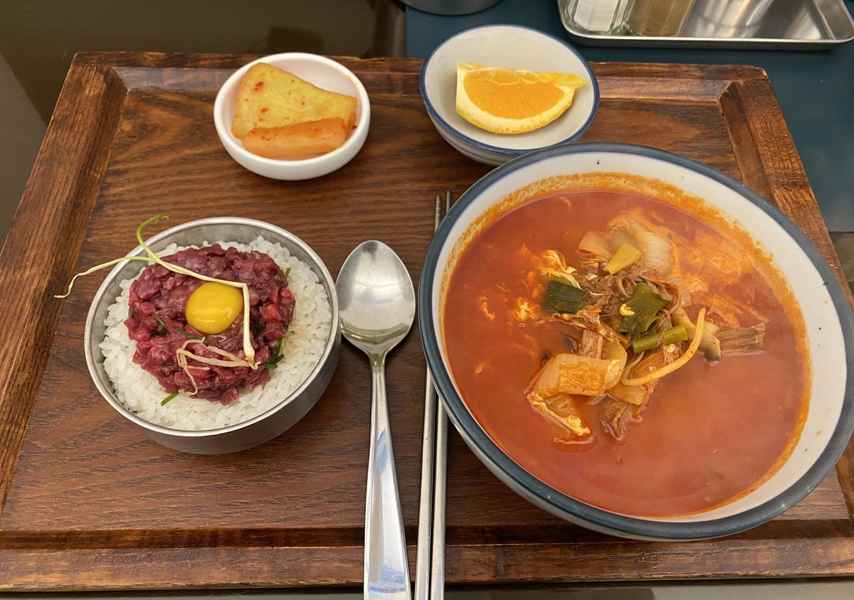 jemangetoujours's tweet photo. 망원 육장
육개장 달래육회밥
찐하고 걸쭉한 국물 캬...... 자리가 전부 2인석씩 벽 보고 앉아 있는 자리라 혼밥하기 좋고 웨이팅도 금방금방 빠지는 편. 소주는 잔술로 팔고 맥주, 막걸리도 있음 https://t.co/DsWc8Zphd8