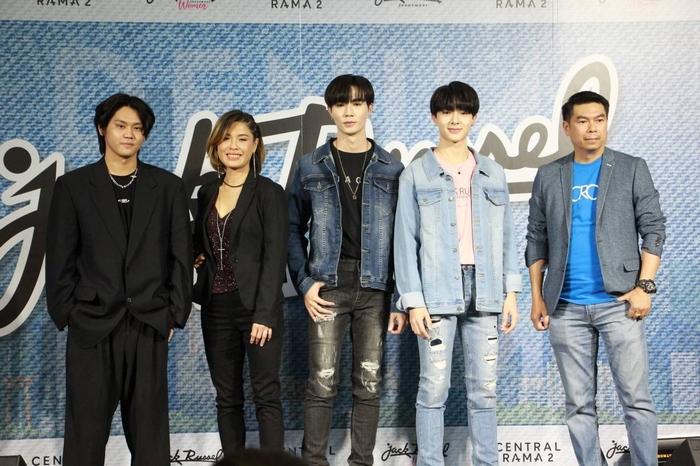 webstarupdate's tweet photo. Jack Russel คว้าคู่จิ้นสุดฮอตจาก #นิ่งเฮียSeries "ซี พฤกษ์ - นุนิว ชวรินทร์" เดินแบบครั้งแรกในงาน Denim Sale By Jack Russel  >>  https://t.co/WVAYZLdM6o 
#JackRusselXZeeNuNew
#ZeePruk #NuNew #ZeeNuNew #ซีนุนิว #CutiePieSeries https://t.co/zCjPyyHWMM