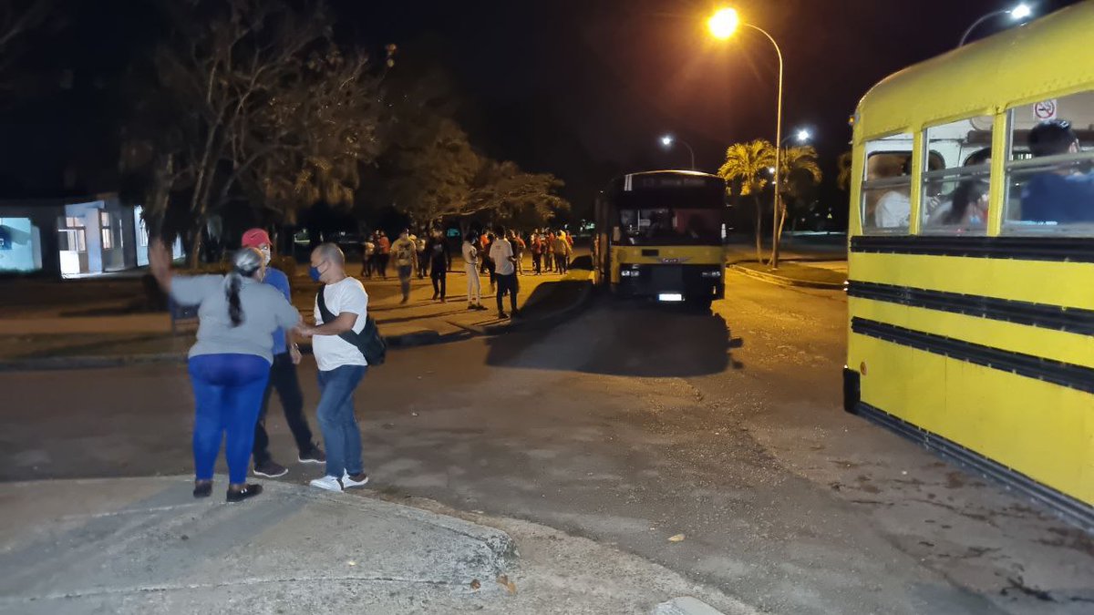 universidad_uci's tweet photo. ¡Aquí estamos! #Ahora abordamos los ómnibus para, en caravana de colores y alegría, protagonizar la fiesta de los trabajadores este #1Mayo en la Plaza de la Revolución. #NosVemosEnLaPlaza #VamosConTodo #CubaViveYTrabaja #Cuba @raydelmp @CubaCentral @CubaMES @DiazCanelB https://t.co/K7Zp2tfCJD