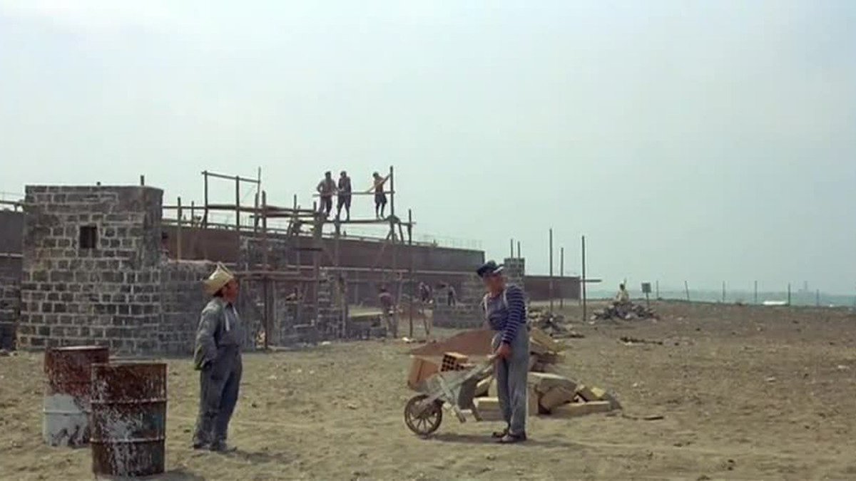 FikriSinemaFS's tweet photo. “Dedem duvar örerdi. Babam duvar örerdi. Ben de duvar örüyorum. Peki hâlâ bir evimiz n'için yok ?” 

Amarcord (1973), Federico Fellini https://t.co/UOrRVIgYqz