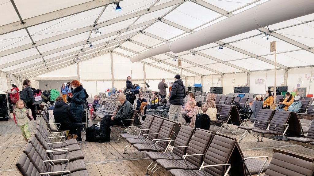PiHSch's tweet photo. Abschluss der Flüchtlingshilfe 🇺🇦 in #Berlin #TXL für die #Reservisten des #sPiBtl901. Das war so schnell nur möglich durch #Ustg durch #Kamerad|innen und Kameraden anderer #naTrT. #reserve #Ukraine @bundeswehrInfo @Deutsches_Heer @1Panzerdivision #Pioniere #Havelberg @Klitscher3 https://t.co/Gsea4eHOja