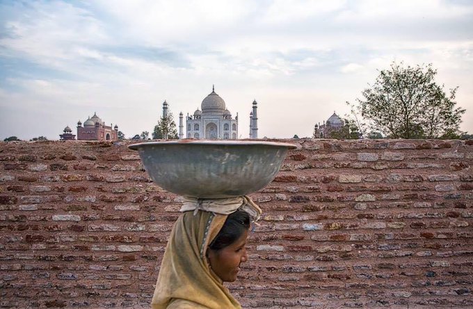 Loktantric's tweet photo. मैं मज़दूर, मुझे देवों की बस्ती से क्या ? 
अगणित बार धरा पर मैंने स्वर्ग बनाये !!
#LabourDay 
#InternationalWorkersDay https://t.co/f346qrHeL9