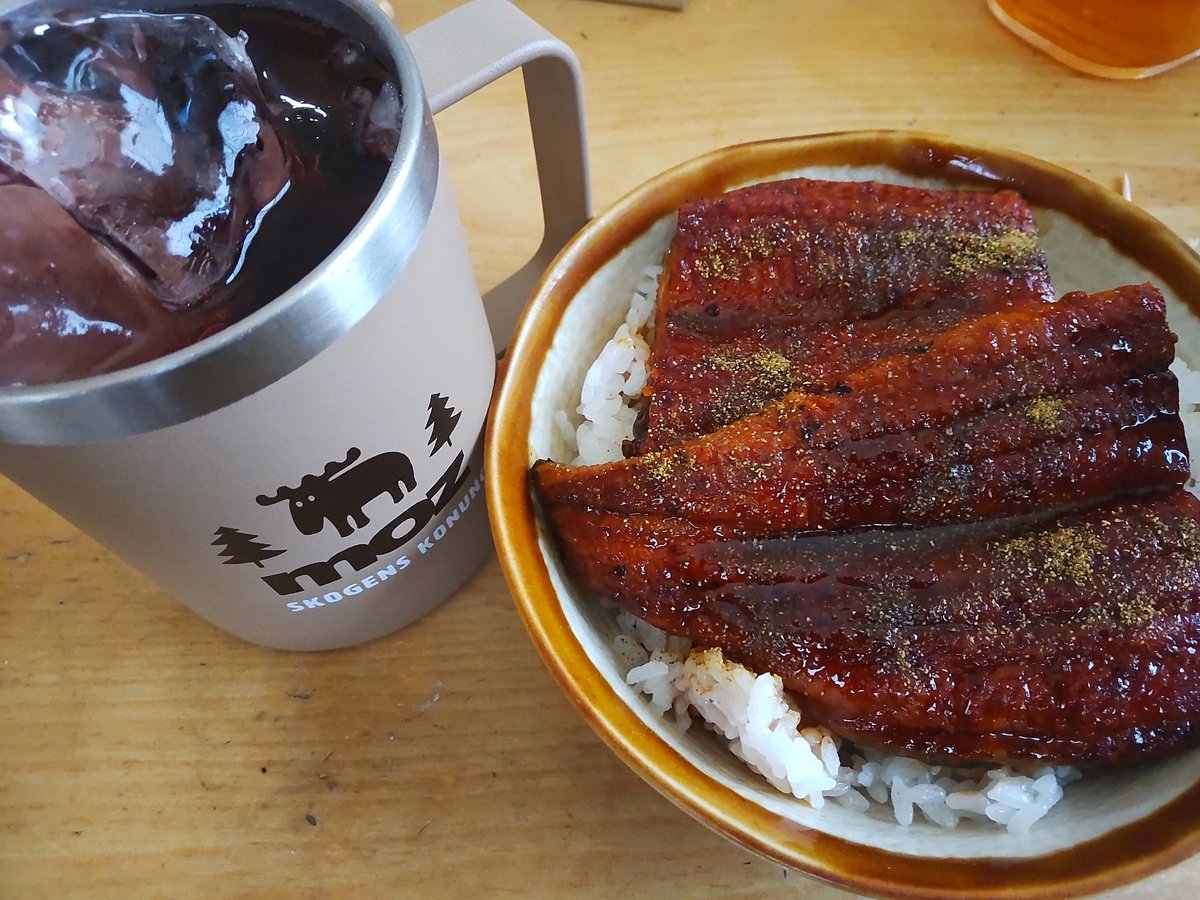 Dahjama_of_YKI's tweet image. フォロアーの皆様に残念なお知らせです。

これにて、我が家のmad_hackerの在庫は終わりました。
最後の一本、惜しみなく飲み干します。
うな重（すき家で買ったうな皿を家にある飯に乗せただけ）と共に、いただきます。

#ZONeエナジー 
#madhacker 
#mad_hacker