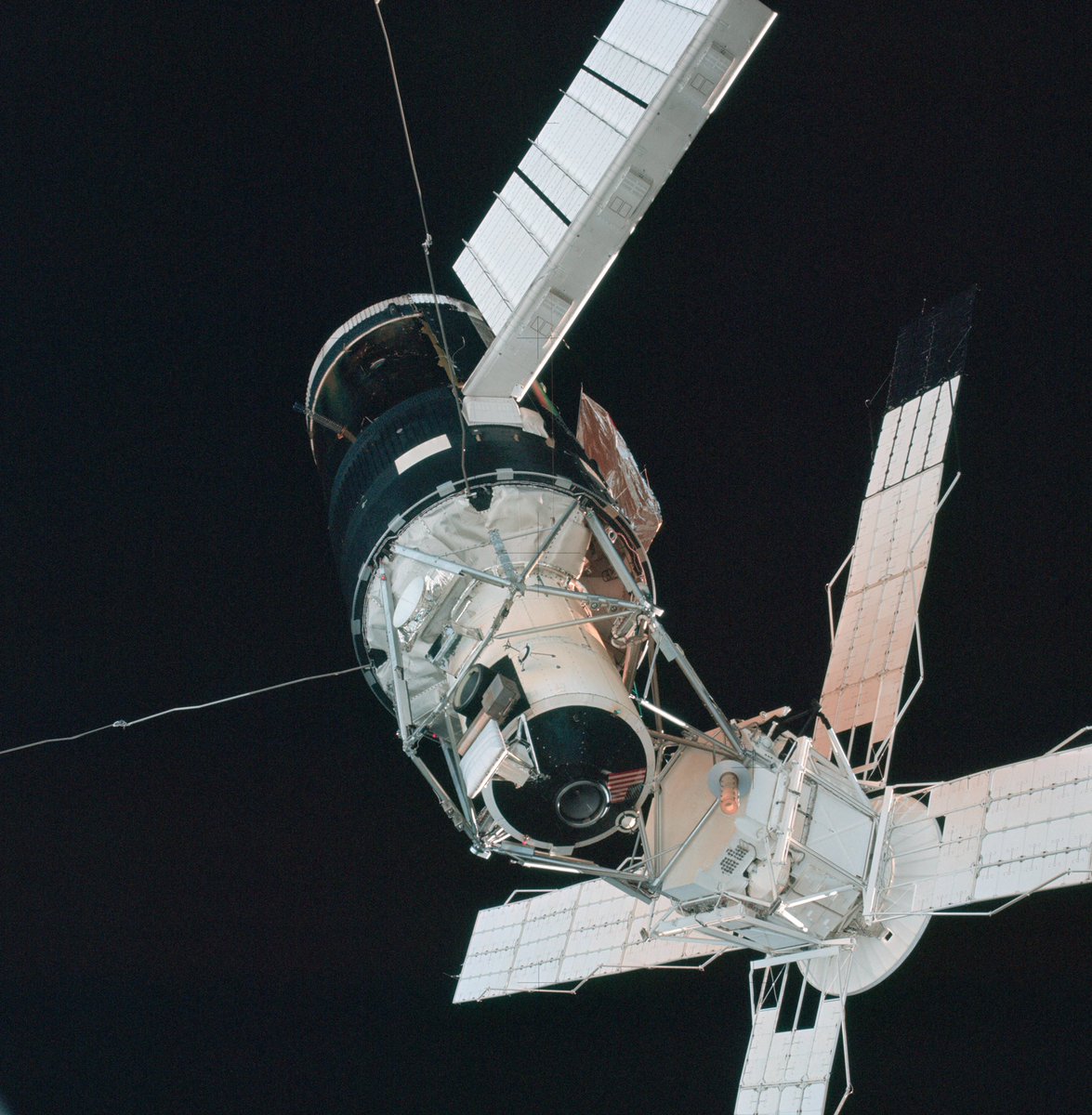 DJSnM's tweet photo. Were there any spacecraft before Skylab that had the red-green navigation lights> https://t.co/3DPge86NZp