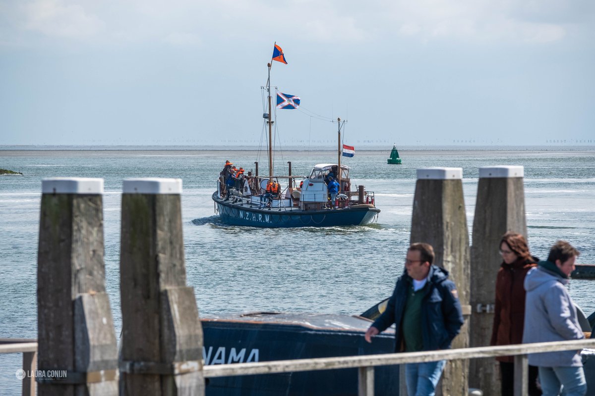 Het was gisteren tijdens de #Reddingbootdag lekker druk bij #KNRM station West #Terschelling. De vrijwilligers hebben veel mensen blij kunnen maken door ze mee te nemen aan boord voor een stukje varen buiten de haven. #ArieVisser #Brandaris <a href="/KNRM/">KNRM</a> #Waddenzee