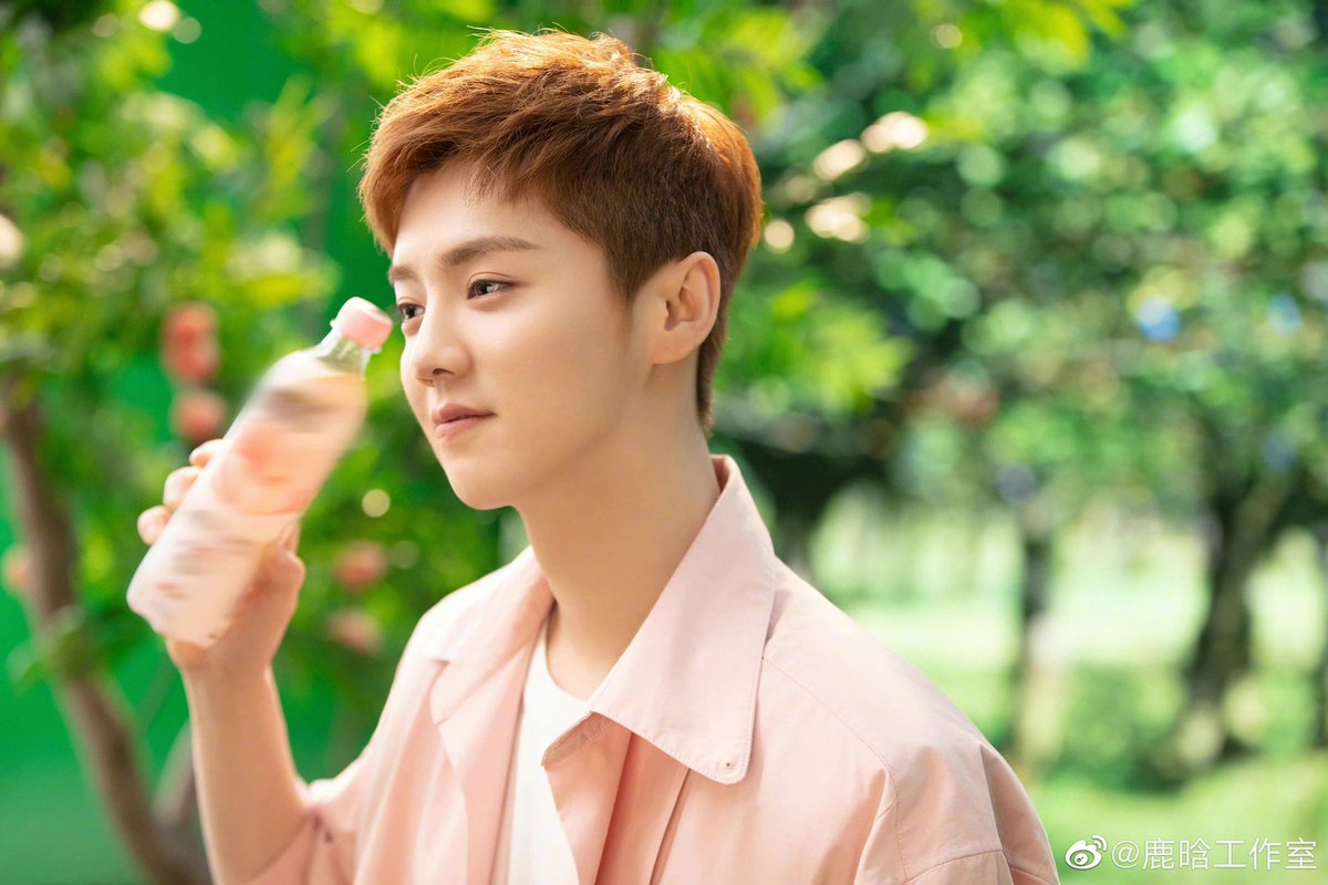 luking0420's tweet photo. [NEWS] 220501 LuHan Studio’s Weibo updates: First day of May, catch some early summer fragments from #TheMostHandsomeBossInTheWorld #LuHan 🤩🤩🤩

(1/2)

Cr. 鹿晗工作室
Link: https://t.co/Lk9ugdIEup

#鹿晗 https://t.co/IOg8dmEHfX