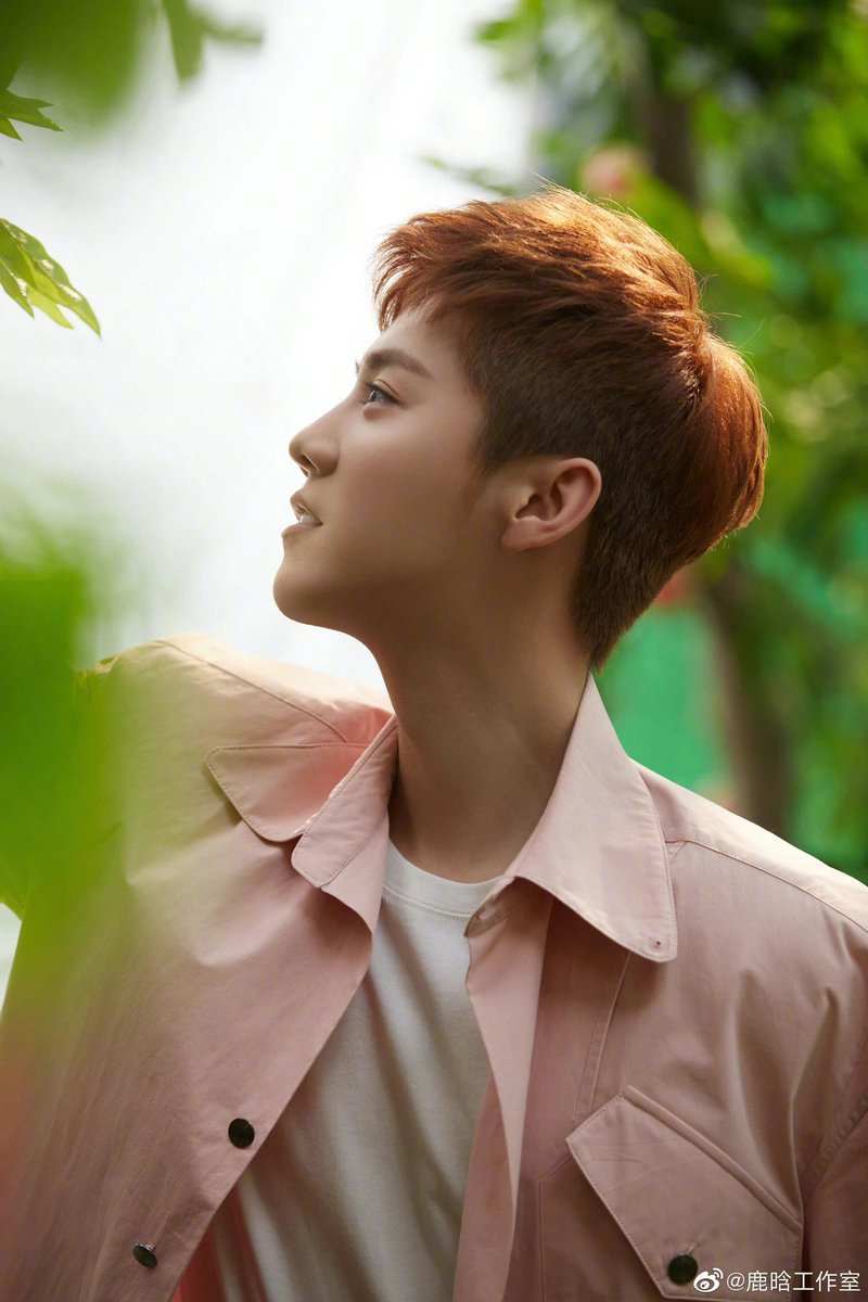 luking0420's tweet photo. [NEWS] 220501 LuHan Studio’s Weibo updates: First day of May, catch some early summer fragments from #TheMostHandsomeBossInTheWorld #LuHan 🤩🤩🤩

(1/2)

Cr. 鹿晗工作室
Link: https://t.co/Lk9ugdIEup

#鹿晗 https://t.co/IOg8dmEHfX