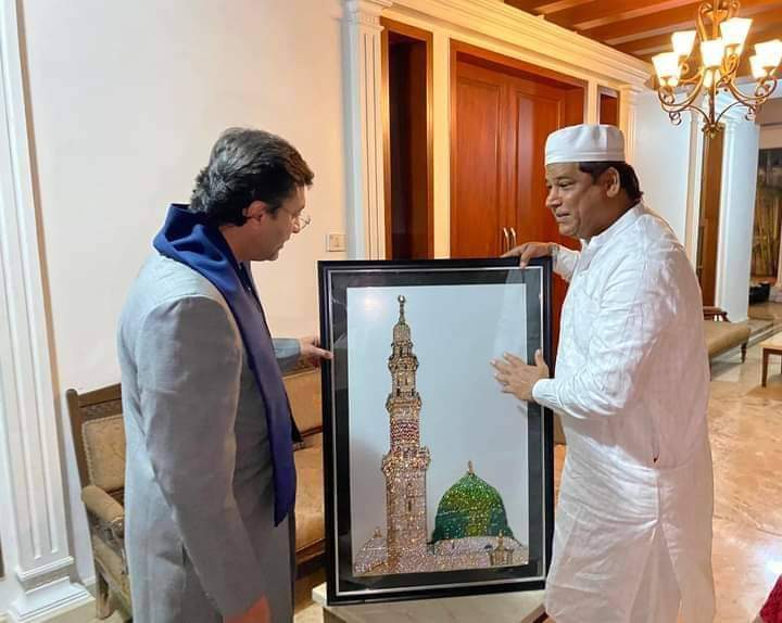 shoheb280's tweet photo. It was a honor for Quadri''s Family to Present a portrait of 'Gumbad -e- Khizra' structured with Diamonds to Habeeb -e- Millat Akbaruddin Owaisi Sahab Floor Leader TS Assembly and MLA Chandrayangutta  at his residence in Banjara Hills.

Syed Sohail Quadri AIMIM Corporator , Hyd https://t.co/FHmfINsFWu