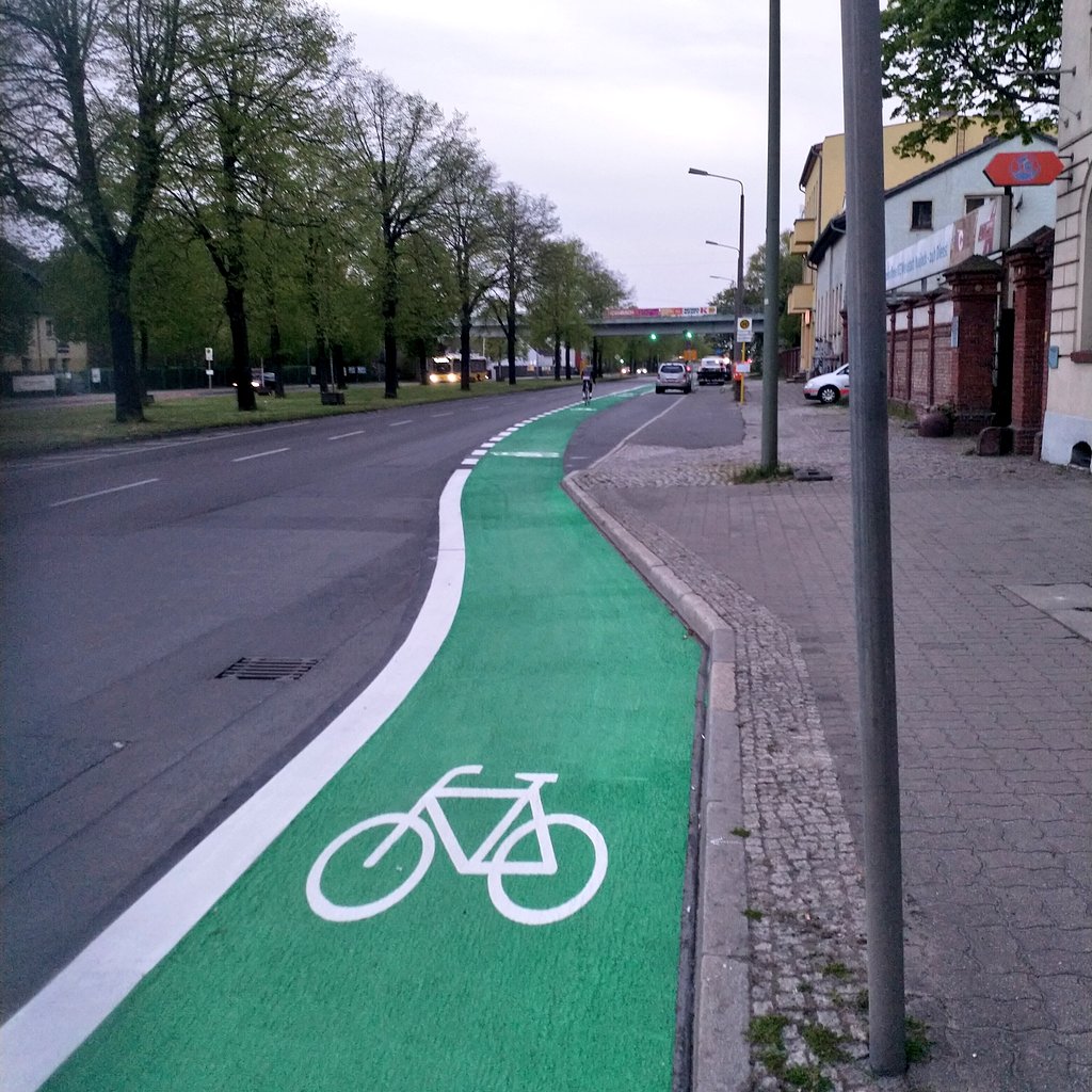 radbezirk_mahe's tweet photo. Es grünt auf der #B1B5 #AltBiesdorf. Es haltet ihr davon? https://t.co/YQLSE5m7Pg