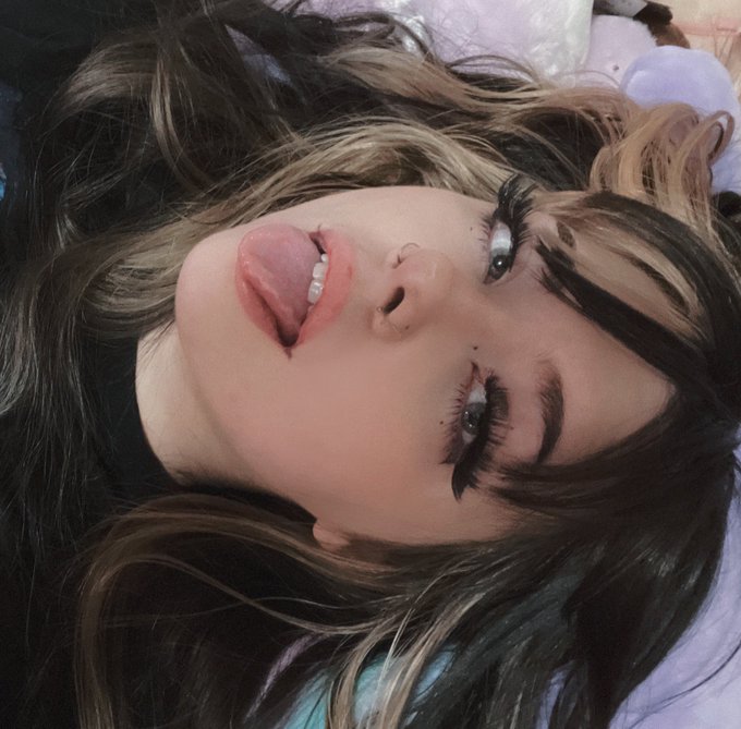 2 AM selfies https://t.co/MtklbYjLMi