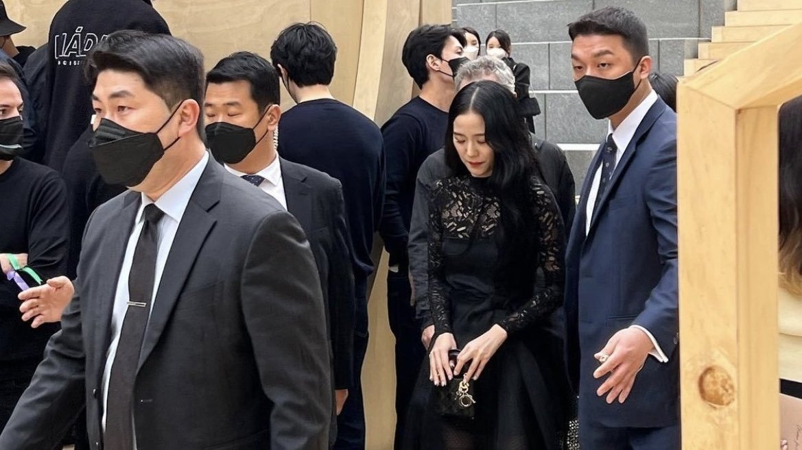 saranghopia's tweet photo. I see sooho and youngro in the modern times 👩‍❤️‍👨 Waaaa! Indeed, this is the Open House 2.0 that we've been longing for! *insert looks like a real thing ost* 💗 #Snowdrop #지수 #정해인 #HAESOO https://t.co/1vVZotwsB2