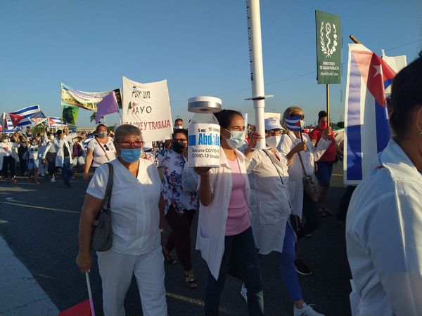 El Sindicato de la Salud encabeza el desfile por el #1Mayo No podía ser diferente, la consagración de cada trabajador de este sector merece nuestro reconocimiento. Gracias a ellos #CubaViveYTrabaja