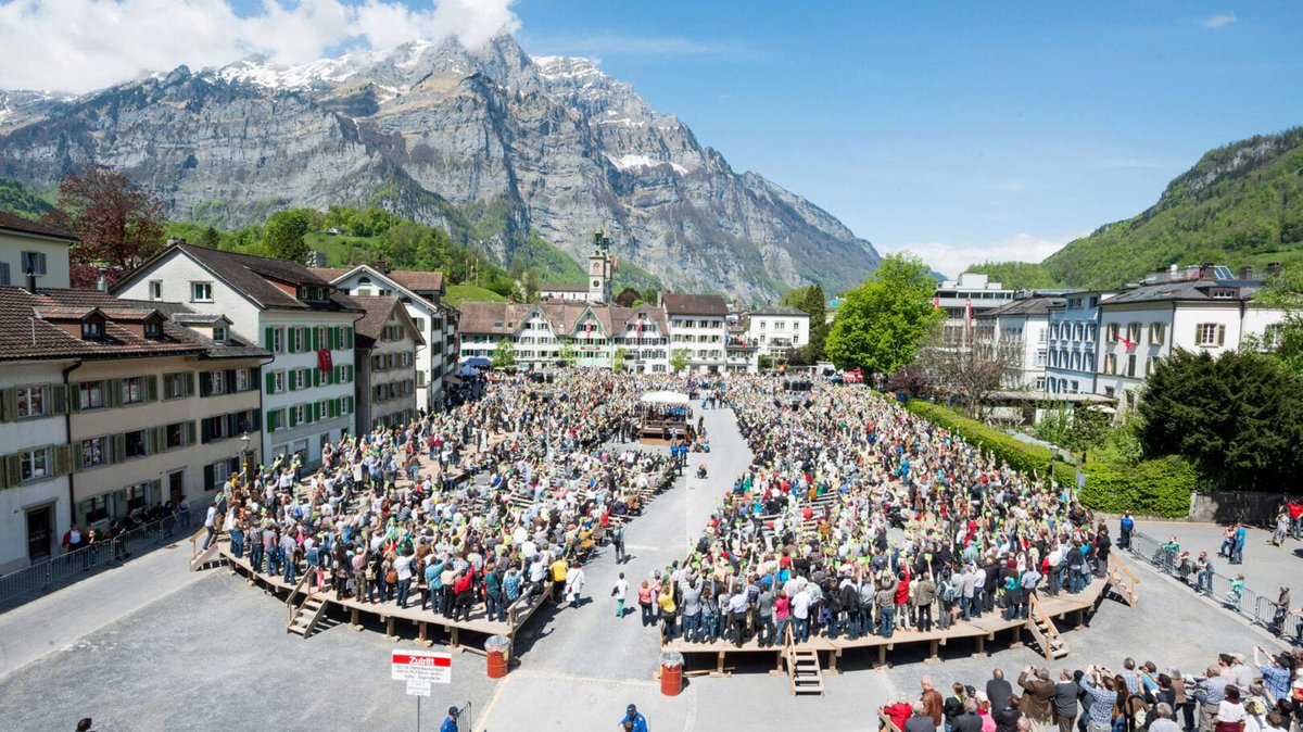 Das darf ich hoffentlich mal meinen Enkeln erzählen: mit meiner Motion wurde an der #Landsgemeinde Klimaschutz in der Verfassung des <a href="/KantonGL/">Kanton Glarus</a> verankert. Es ist Zeit dass wir die grösste Herausforderung unserer Zeit nachhaltig angehen - nicht nur Zeitgeist, sondern Lebensaufgabe.