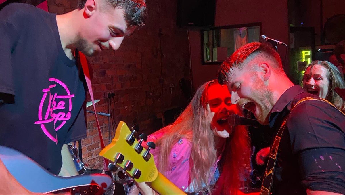 Unreal gig at Off The Square last night headlined by the mighty @25thhourbanduk Such an impressive set with those alternative rock and new wave vibes. They unleashed new single Start Again which is out next Friday. Here is the pre-save link. linktr.ee/25th_Hour 💪🥁🎸🔥