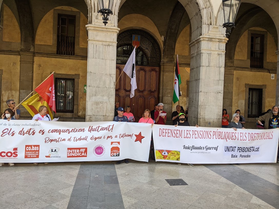 UcfrGarraf's tweet image. Manifestació #1demaig a Vilanova i la Geltrú.
Nadiua o estrangera la mateixa classe obrera!
#regularitzacioXtotes #regularizacionya