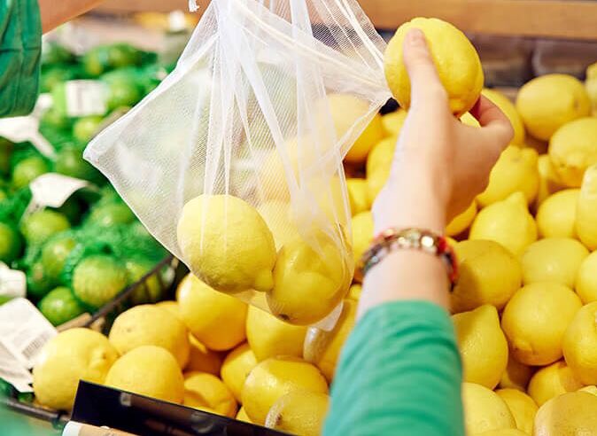 De plastic zakjes voor groente en fruit gaan met pensioen! Eind 2022 in geen enkele supermarkt meer aanwezig.             
Het zal even wennen zijn. Hoe neem je dan je groente en fruit mee? Gewoon, in eigen herbruikbare tasjes en zakjes.