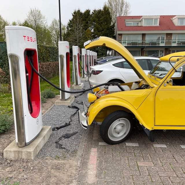 Ça ? Oh c'est rien, juste une Citroën 2CV rétrofitée par EVcreate, aux Pays-Bas, en train de recharger avec via sa prise Combo CCS sur un Supercharger Tesla.