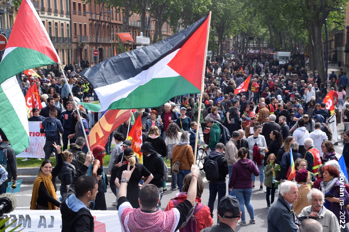 DorianMffe's tweet photo. À la manifestation du #1erMai à Toulouse, présence du Collectif Palestine Vaincra dont le Conseil d'État a suspendu avant-hier la dissolution (prononcée le 9 mars par le gouvernement) en attendant le jugement en recours https://t.co/IkrocNaU6Q