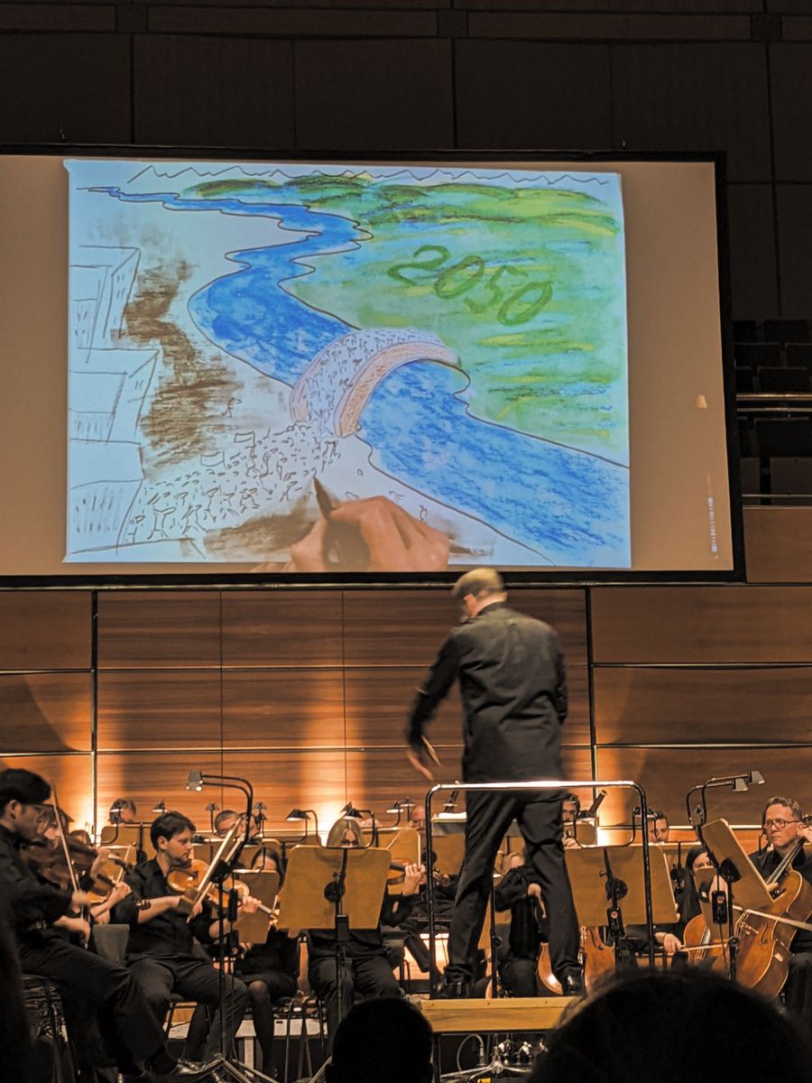 Matinee Konzert Orchester des Wandels <a href="/OWandels/">Orchester-des-Wandels/Orchestras of change</a> 💚🌱🥰

Haydn, Beethoven &amp; @NadineMengis vom <a href="/GEOMAR_de/">GEOMAR</a>, den Lübecker Philharmonikern und <a href="/joshuaheld/">Joshua Damian Held</a>, im Rahmen der Messe @GoGroon in #Lübeck @klimainitiative
▶️ theaterluebeck.de/produktionen/m…
📷 @mg33 #moa