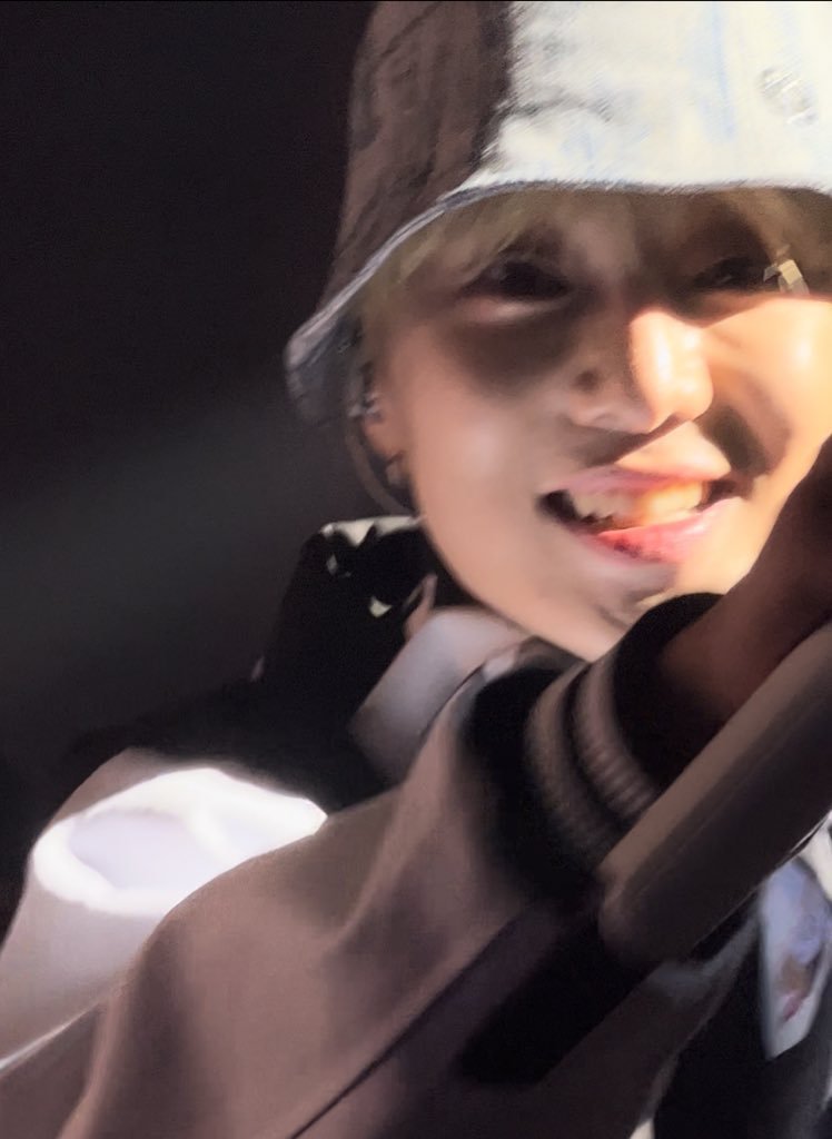 evngprmrose_'s tweet photo. THIS IS THE BEST PICTURE OMG 🥹🥹🥹🥹 I LUV U @official_yoon_ https://t.co/HmHqNdVhdC
