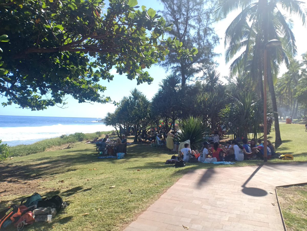 Bien arrivés à à la Réunion 🇷🇪 ! 
Le cadre idyllique nous aide à nous remettre du décalage horaire. Les premières épreuves se dérouleront mercredi. D’ici là, grosse prépa 😉 #unss <a href="/unss/">UNSS_National</a> <a href="/Unss_Nice/">Unss Academie Nice</a> <a href="/UNSS_SUDREUNION/">UNSS SUD RÉUNION</a> #raidunss <a href="/EpsAcNice/">EPS Académie de Nice</a>