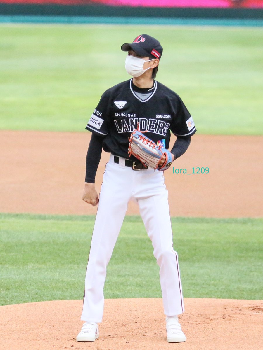 lora_1209's tweet photo. 220430 민호 SSG 랜더스 시구⚾️

#샤이니 #민호 #최민호 #SHINee #Minho #ミンホ #崔珉豪 #珉豪 https://t.co/uy5K16FFpg