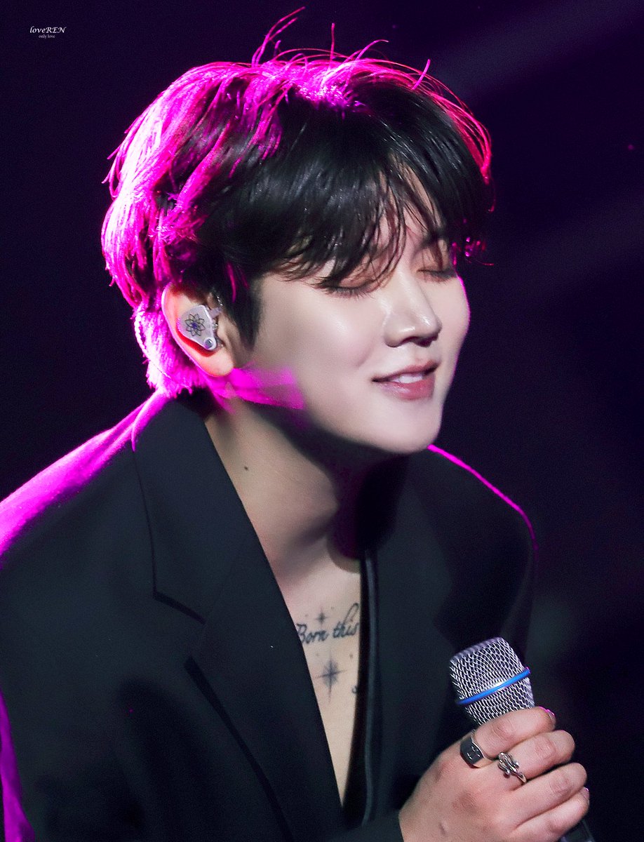loveREN113's tweet photo. 220430 원더랜드 페스티벌
무대위에서 반짝반짝 빛나던 민기

#최민기 #렌 #REN https://t.co/4ut8UICNPn