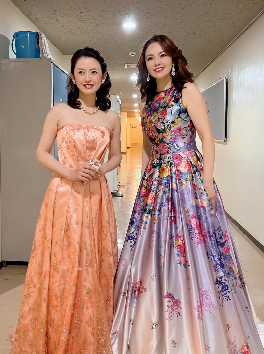 高級インポート森麻季様オペラ歌手とお揃い花柄ロイヤルブルー演奏会お色直し舞台衣装 高級インポート森麻季様オペラ歌手とお揃い花柄ロイヤルブルー