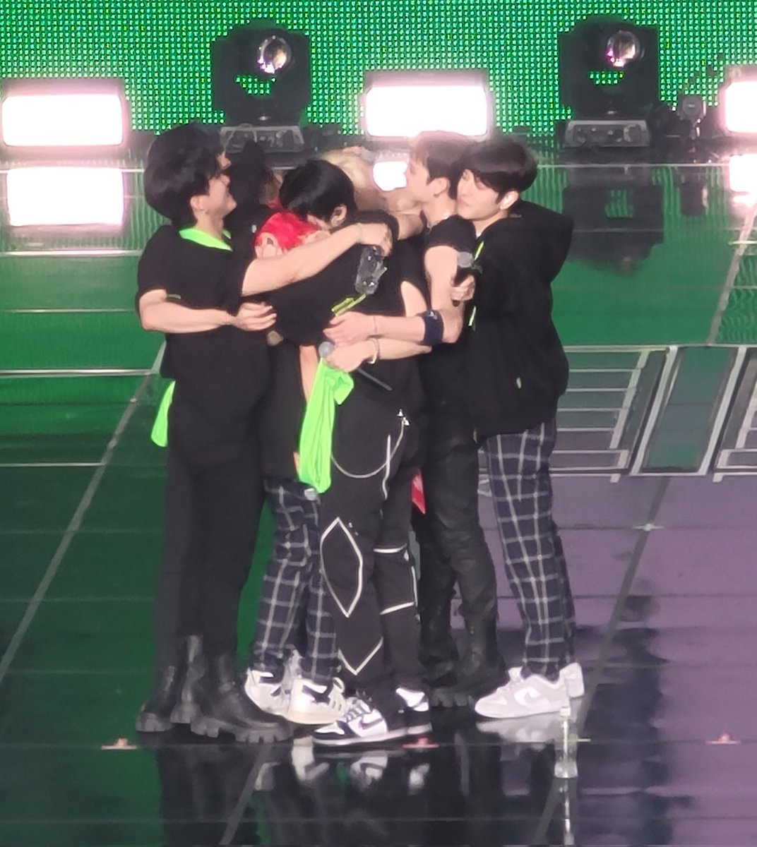 skzseungmin22's tweet photo. the people I want to protect so much... https://t.co/p9Wkol0rYD