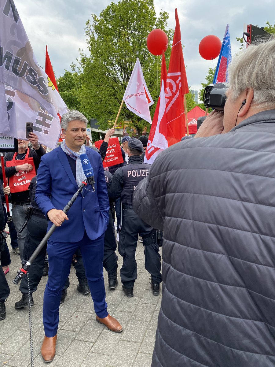 Arbeiten unter Polizeischutz, ist das die #Demokratie für die sog. #Querdenker angeblich kämpfen? Schalte zur #DGB #Maikundgebung mit <a href="/OlafScholz/">Olaf Scholz</a>.