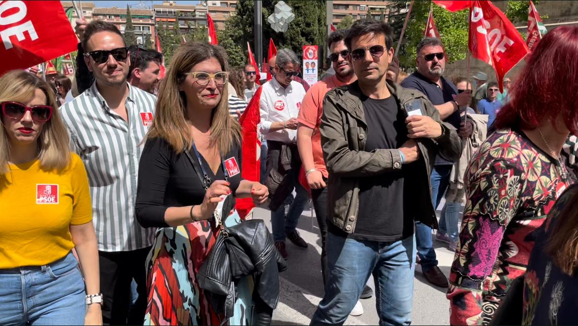 PsoeGranada's tweet photo. Las y los socialistas de #Granda salimos a la calle el día de la lucha por los derechos laborales y sociales 
#1demayo #AndaluciaQuiereMas 🌹 https://t.co/enYcZNLvef