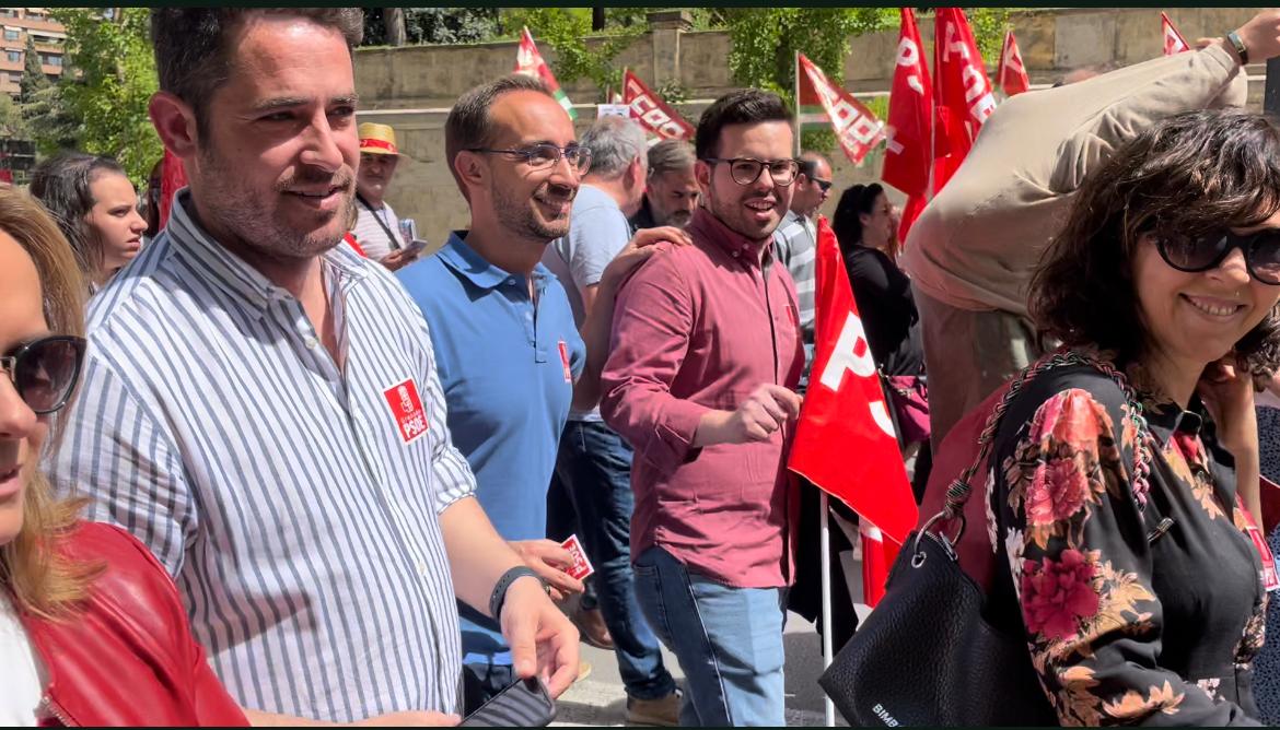 PsoeGranada's tweet photo. Las y los socialistas de #Granda salimos a la calle el día de la lucha por los derechos laborales y sociales 
#1demayo #AndaluciaQuiereMas 🌹 https://t.co/enYcZNLvef