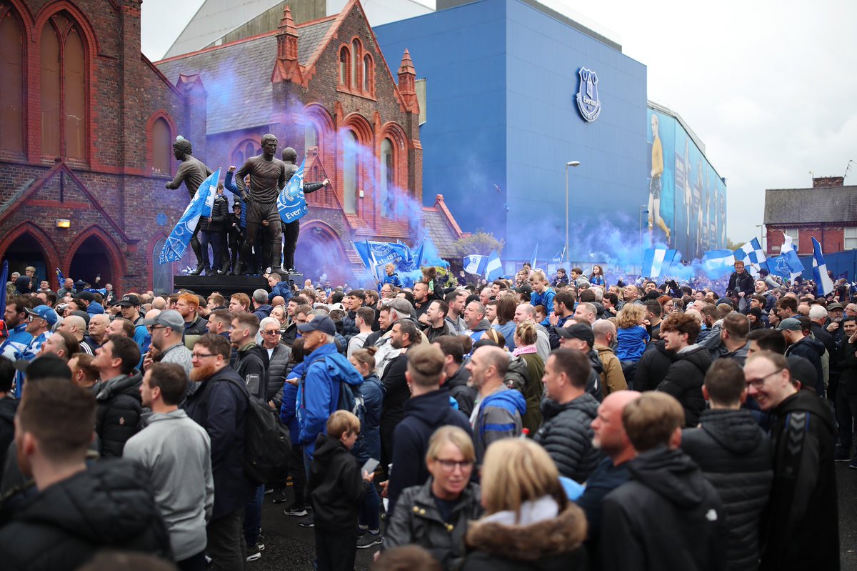 talkSPORT's tweet photo. 🔵 Everton fans outside Goodison Park before today’s game v Chelsea https://t.co/GMDRDSX7eX