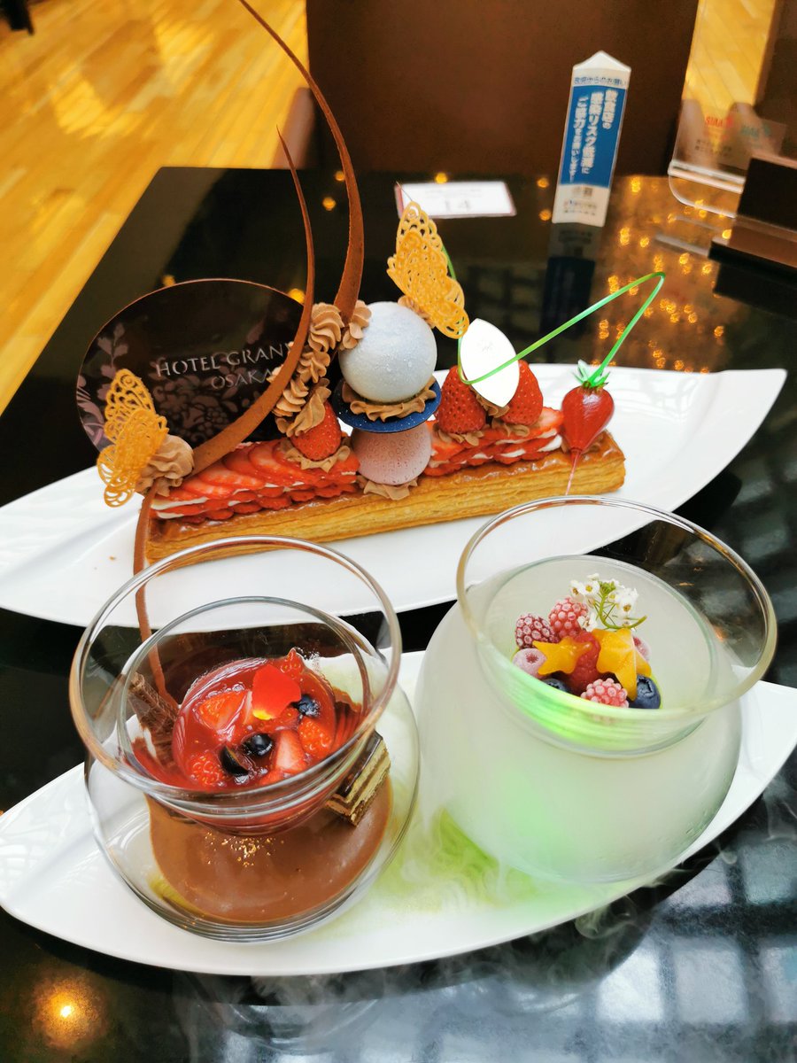 0211penta's tweet photo. ■ホテルグランヴィア大阪
　ラウンジ  リバーヘッド

・エレガンスパフェ～苺の架け橋～

テーマは「フランスから日本へ」

土日祝の予約限定で、1日10食しか販売されないパフェを食べてきました✨

今回の旅の一番の目的を無事達成❗

ここまで細部に渡ってこだわりを感じたスイーツは初めてです😆 https://t.co/9VRAeP6kpP