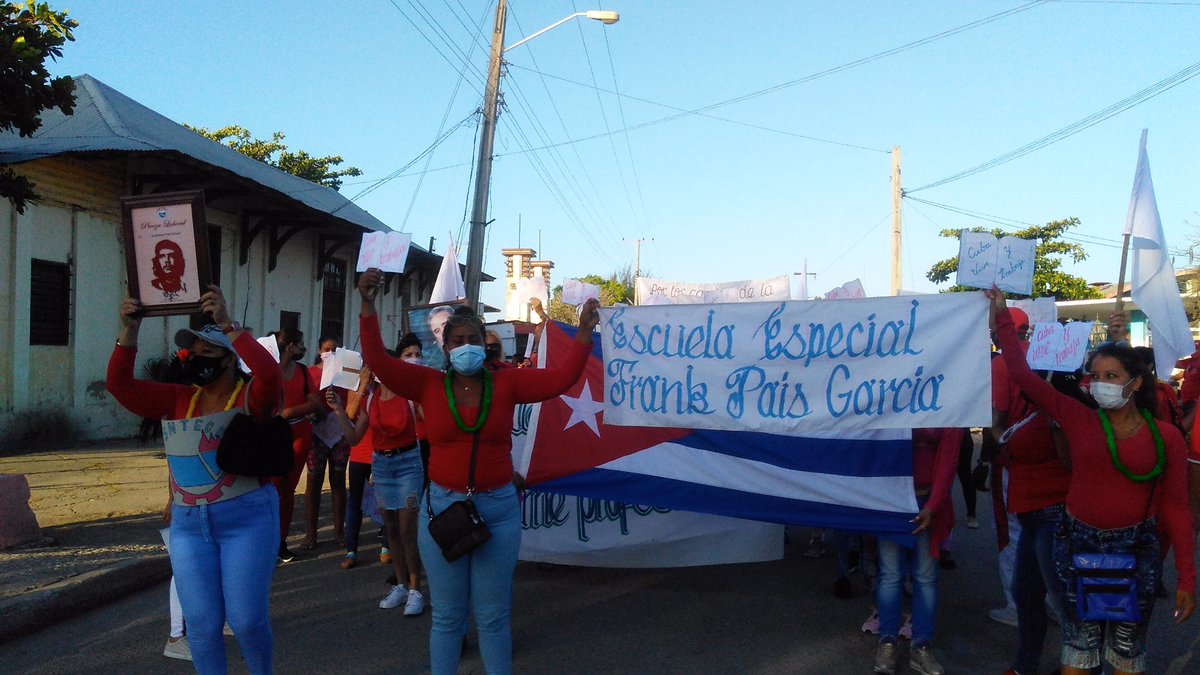 Nuestro s trabajadores muy felices desfilando por el #PrimeroDeMayo  #Cuba #CubaViveEnSuHistoria  #CubaMined #EducacionEspecialLasTunas #EducacionProvincialLasTunas <a href="/DiazCanelB/">Miguel Díaz-Canel Bermúdez</a> <a href="/RafelAngelGonz1/">Rafel Angel González Rodríguez</a> <a href="/elsa_ena/">Ena Elsa Velázquez Cobiella</a> <a href="/Yuneisy17223396/">Yuneisy</a>
