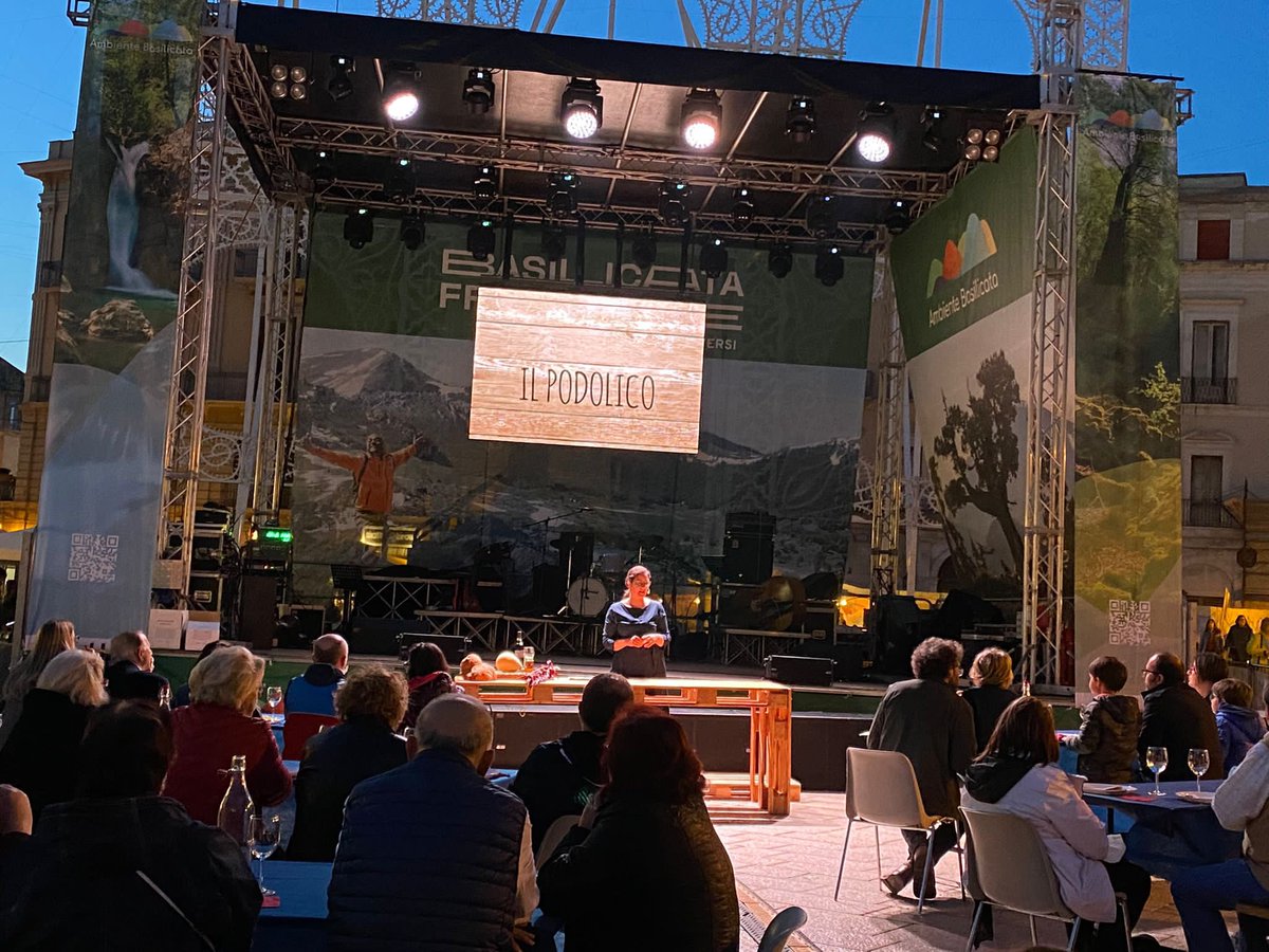 Basilicata_Tur's tweet photo. #BasilicataFreeToMove ultima giornata a Bari in piazza del Ferrarese per i 5 parchi lucani. Ancora tante le iniziative in programma per questa domenica 💚 Link al programma ➡️ https://t.co/eGq56kkmnl @AmbienteBas https://t.co/UQh0Kd2kRQ