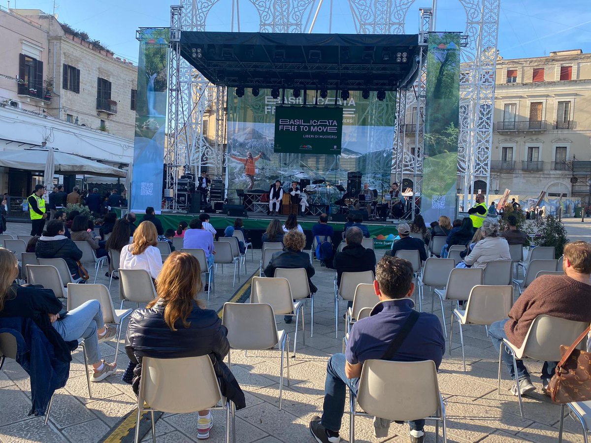 Basilicata_Tur's tweet photo. #BasilicataFreeToMove ultima giornata a Bari in piazza del Ferrarese per i 5 parchi lucani. Ancora tante le iniziative in programma per questa domenica 💚 Link al programma ➡️ https://t.co/eGq56kkmnl @AmbienteBas https://t.co/UQh0Kd2kRQ