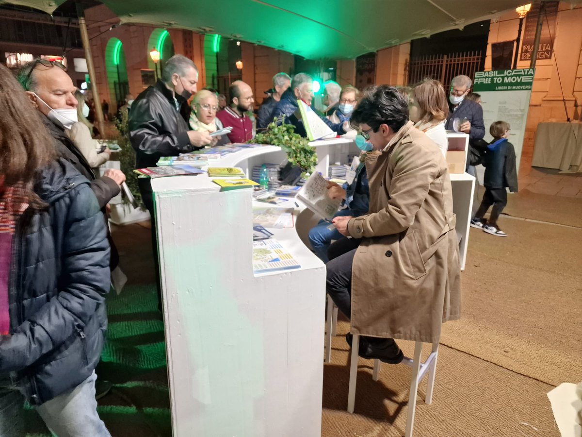 Basilicata_Tur's tweet photo. #BasilicataFreeToMove ultima giornata a Bari in piazza del Ferrarese per i 5 parchi lucani. Ancora tante le iniziative in programma per questa domenica 💚 Link al programma ➡️ https://t.co/eGq56kkmnl @AmbienteBas https://t.co/UQh0Kd2kRQ