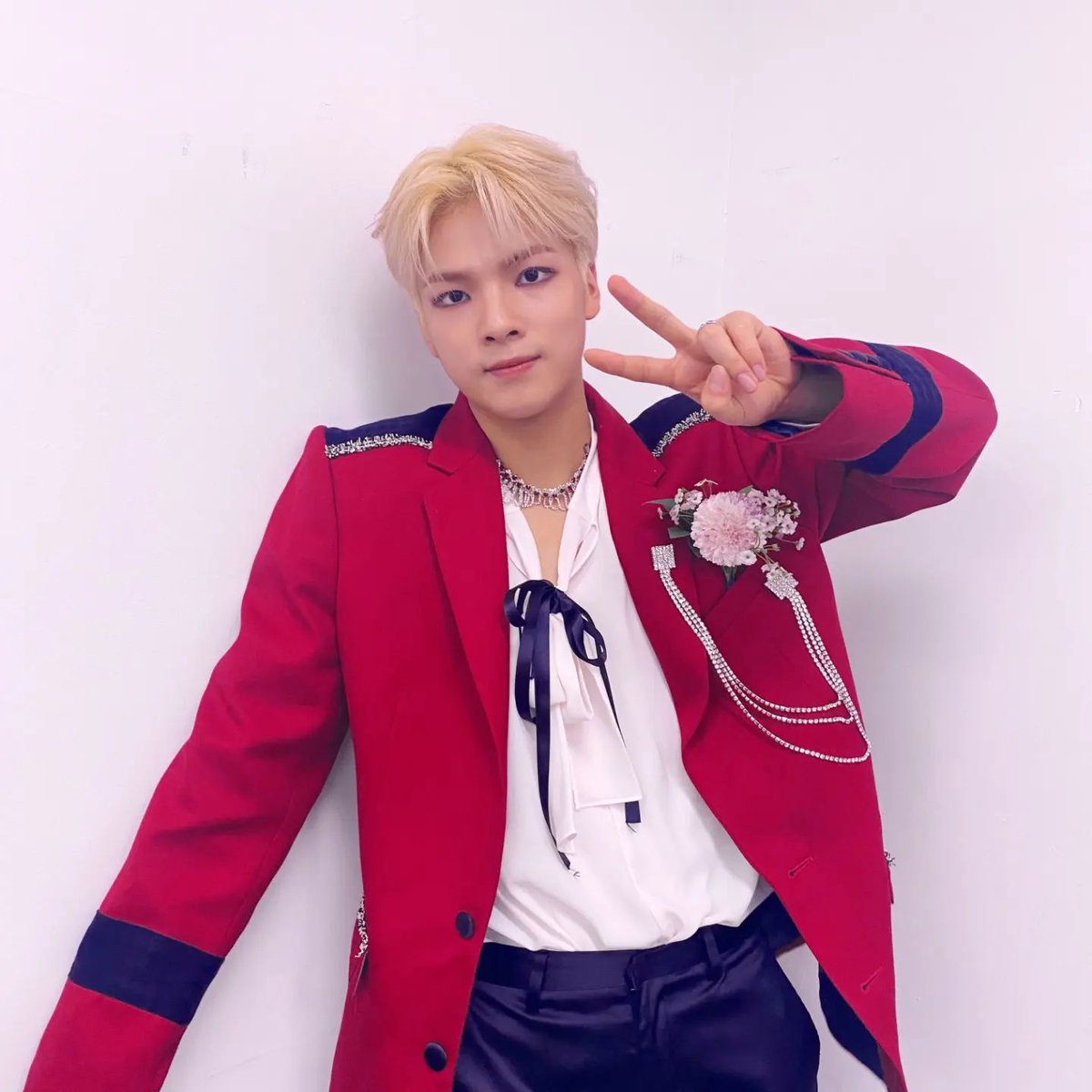 ghost9_ph's tweet photo. [220501 @ official.ghost9 IG Update]

🤔🐭✌️

#준성이의스타일기 #JunseongStyle
#최준성 #CHOIJUNSEONG
#GHOST9 #고스트나인 #XRay #ARCADE_V https://t.co/ynOOrPMG4O