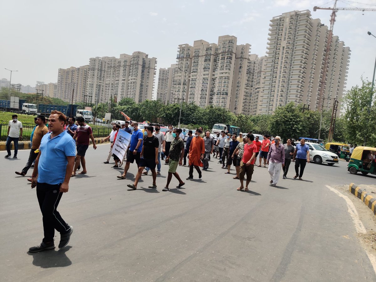 ग्रेनो वेस्ट के खरीदार परेशान, अब #फ्यूजन_होम्स सोसाइटी के निवासी सड़कों पर उतरे, मूलभूत सुविधा नहीं मिलने और बिल्डर की मनमानी से परेशान है निवासी
<a href="/MyFusionHomes/">Fusion Homes Residents</a> 
<a href="/OfficialGNIDA/">Greater Noida Industrial Development Authority</a>