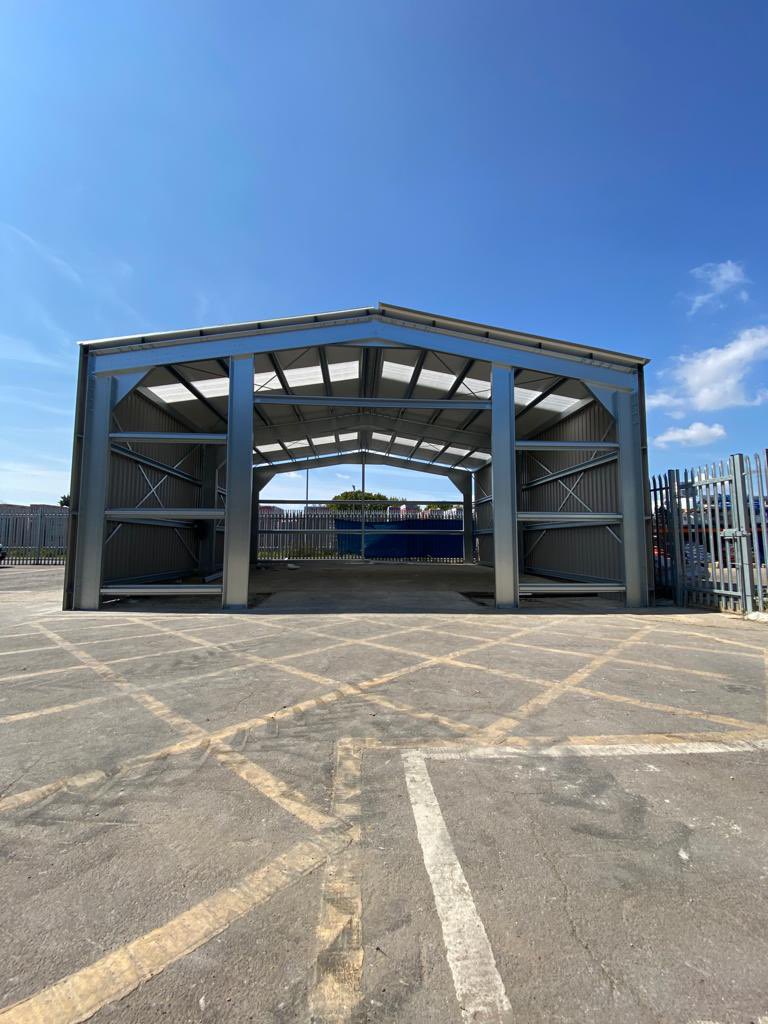 FirstFixGroup's tweet photo. #stanfordlehope #essex
10x10-4 m #eaves .
Day 3 & #insulated #roof is now on and #singleskin #walls almost #complete . https://t.co/e1pNF8ozt2