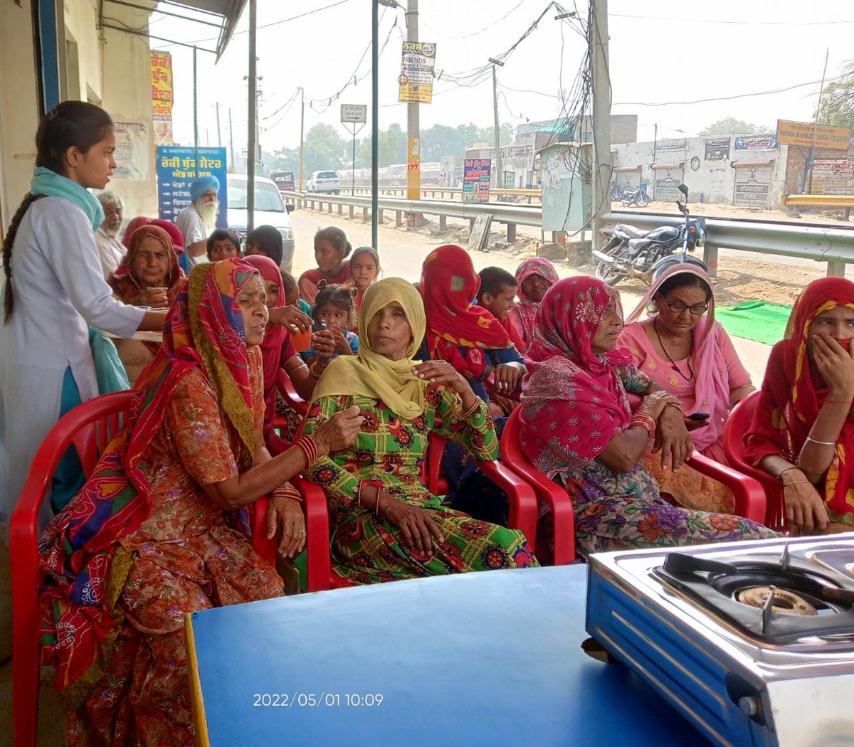 BPCLBathinda's tweet photo. LPG Panchayat with ujjwala beneficiaries on occasion of #UjjwalaDiwas2022 in BPCL Bathinda Territory by M/s Satnam Bharatgas &amp; M/s Ajnala Bharatgas 
@BPCLBathinda 
@BPCLLPG @BPCLimited @cmdbpcl @AjnalaGas @s_atnam @kumarsantbpcl @BPC_LPG_Punjab https://t.co/8eb34obmV2