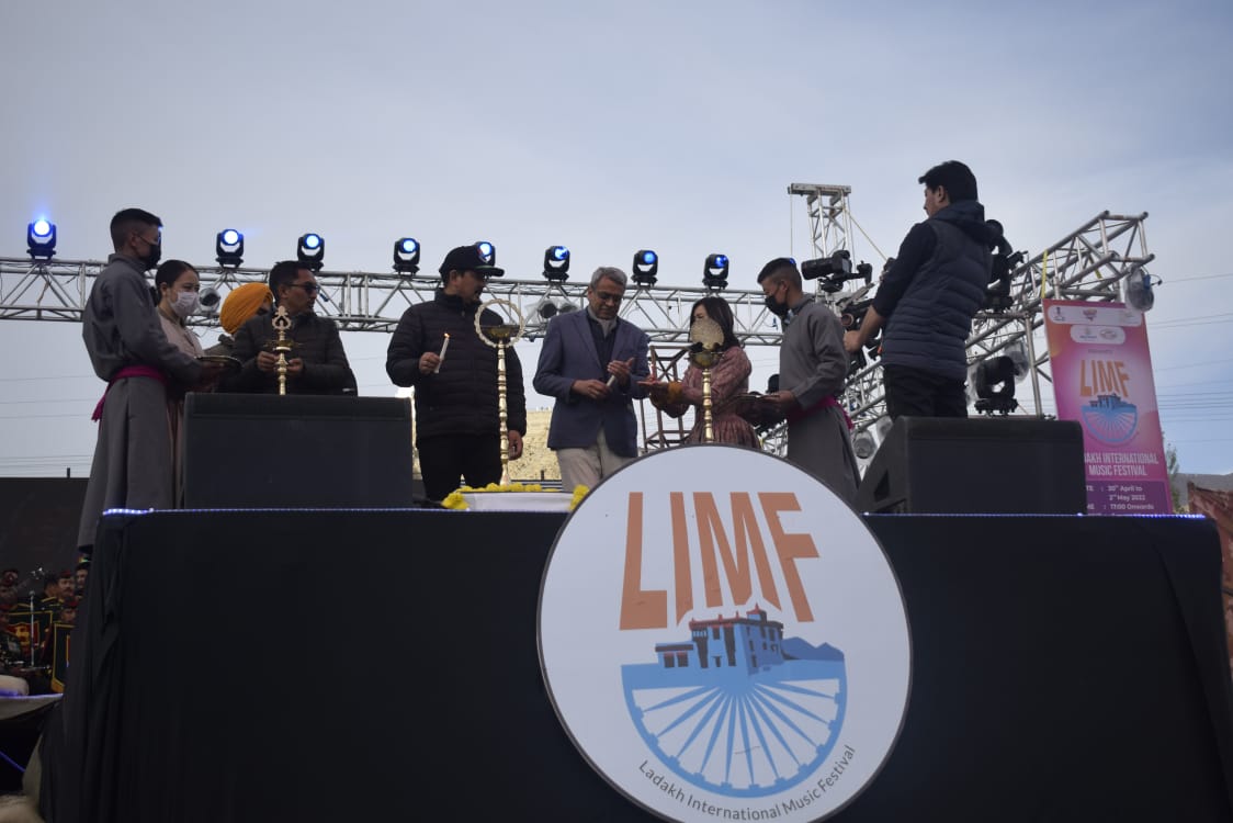 firefurycorps's tweet photo. #FireAndFuryCorps is proud to be associated with the 1st #LIMF which commenced #Leh @30Apr. Day 1 saw rocking performance by #TetseoSisters #Parashara #FaisalAshoor #ArtofMotion #MilitaryFusionBand
@adgpi @NorthernComd_IA @lg_ladakh @jtnladakh @ddnewsladakh @TetseoSisters https://t.co/POkTW9ax8o