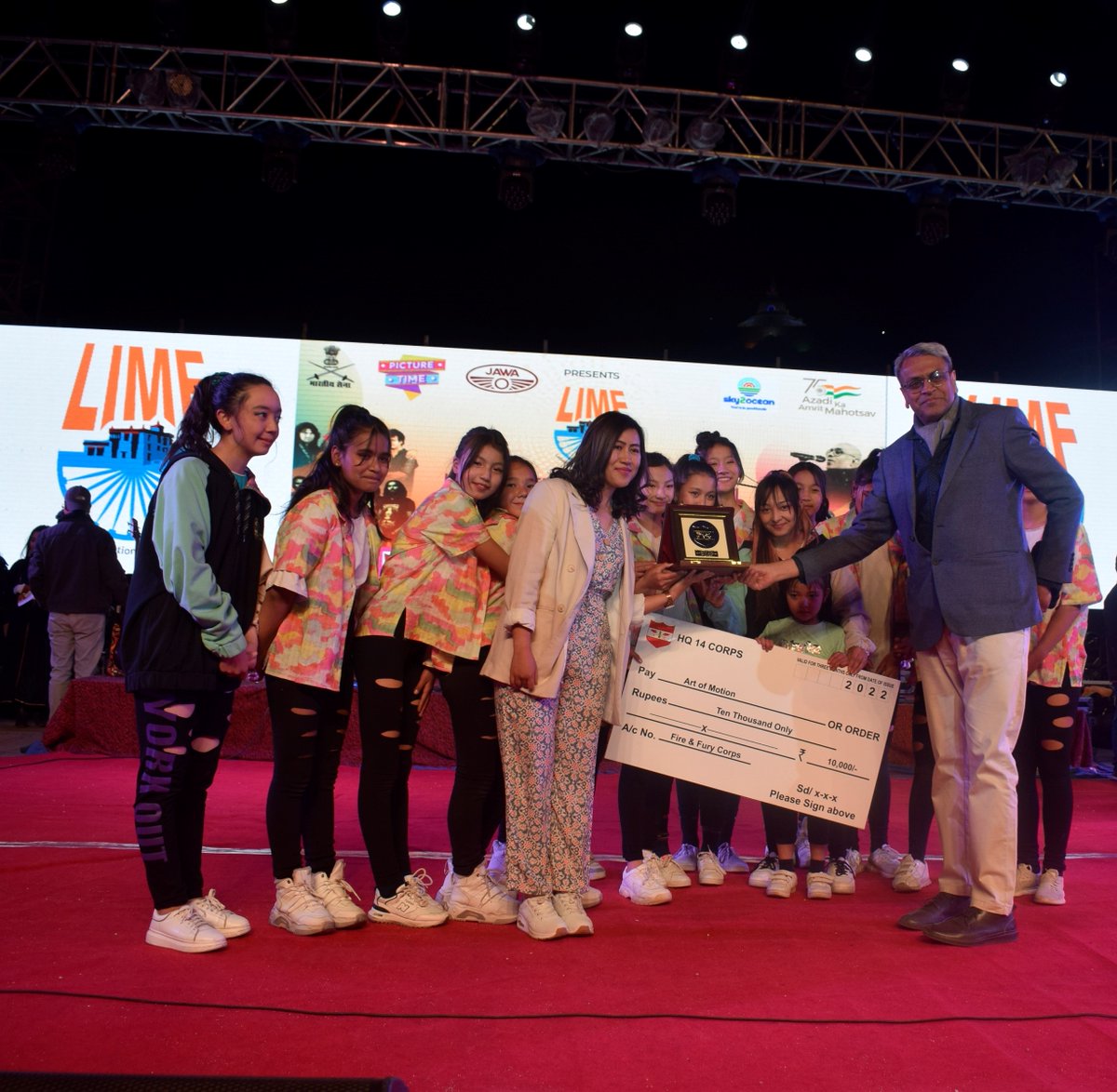 firefurycorps's tweet photo. #FireAndFuryCorps is proud to be associated with the 1st #LIMF which commenced #Leh @30Apr. Day 1 saw rocking performance by #TetseoSisters #Parashara #FaisalAshoor #ArtofMotion #MilitaryFusionBand
@adgpi @NorthernComd_IA @lg_ladakh @jtnladakh @ddnewsladakh @TetseoSisters https://t.co/POkTW9ax8o