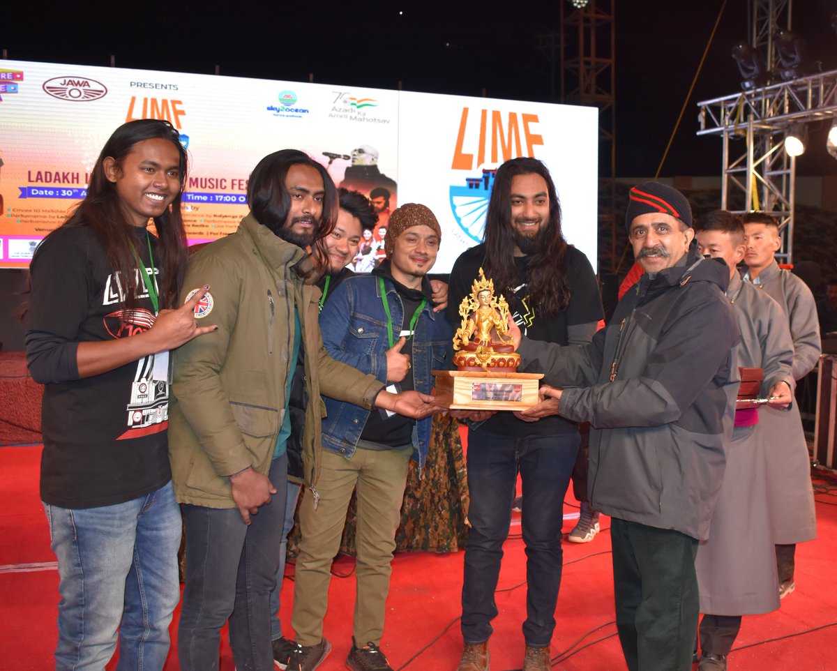 firefurycorps's tweet photo. #FireAndFuryCorps is proud to be associated with the 1st #LIMF which commenced #Leh @30Apr. Day 1 saw rocking performance by #TetseoSisters #Parashara #FaisalAshoor #ArtofMotion #MilitaryFusionBand
@adgpi @NorthernComd_IA @lg_ladakh @jtnladakh @ddnewsladakh @TetseoSisters https://t.co/POkTW9ax8o