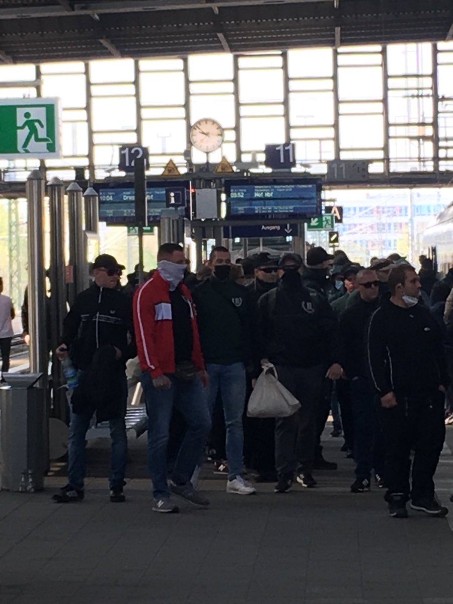 vuecritique's tweet image. 1. Mai in #Zwickau geht schon gut los:

Mehrere Dutzend Neonazis haben gerade am Chemnitzer Hbf einen Zug mit anreisenden Antifaschist*innen mit Glasflaschen angegriffen, zum Teil auch durch Faustschläge verletzt. Neonazis teils mit Steinen bewaffnet, Polizei überfordert. #z0105