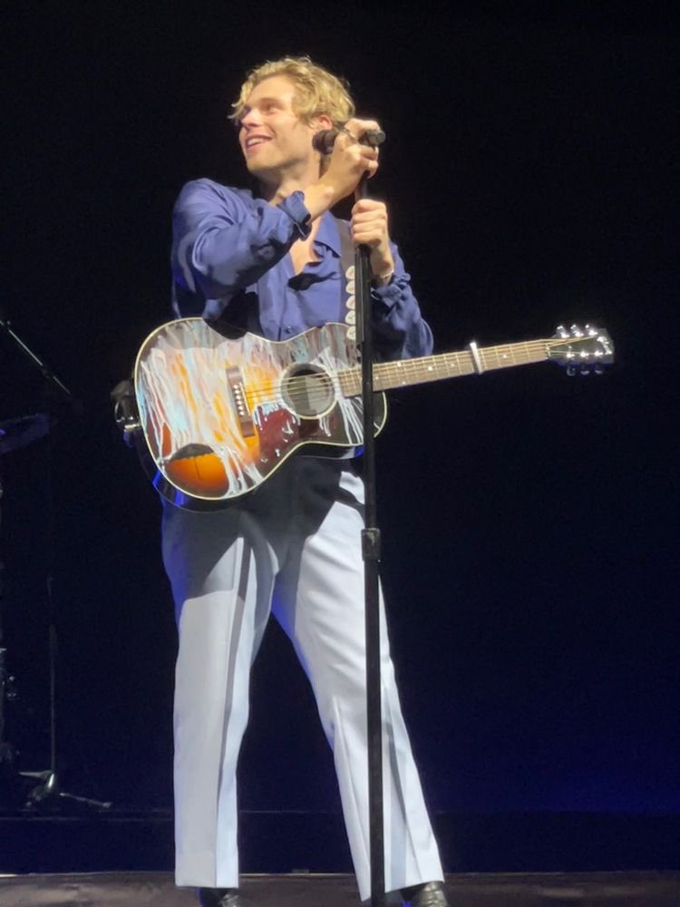 this pic of luke 🫶