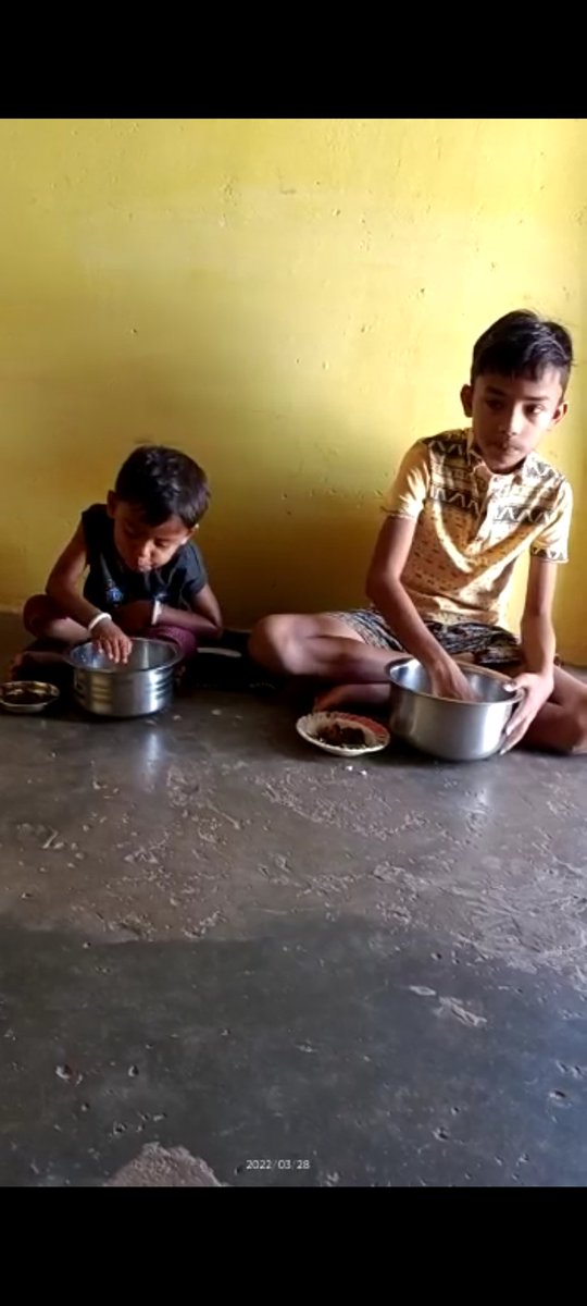 Sahucl's tweet photo. #borebassi
#बोरे_बासी
बासी का मजा लेते हुए सुपुत्र
ठंडा मतलब बोरे बासी https://t.co/t4Uy8f2R0S