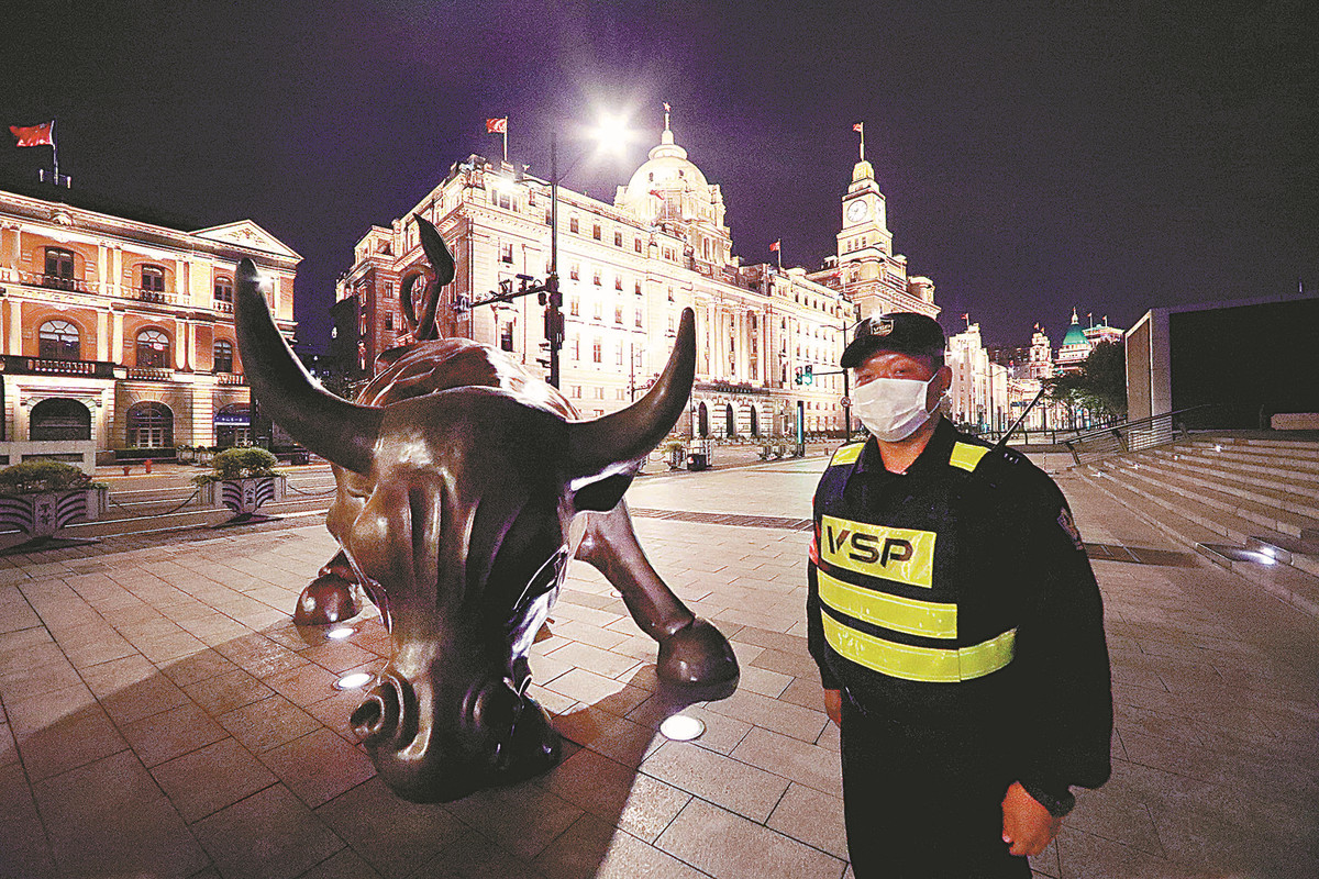 CHINA_PICTORIAL's tweet photo. As night falls in #Shanghai, medics, traffic officers, cleaners, couriers, porters and ambulance drivers remain on duty to help the city achieve its "dynamic zero-COVID" goal. #dynamiczero https://t.co/WGr4mK3dlo