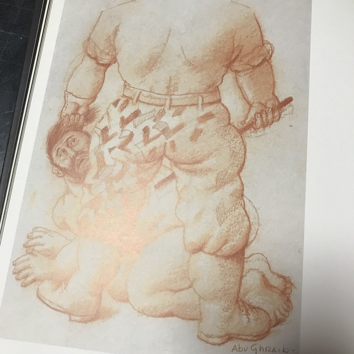 本棚から久々にボテロの画集を引っ張り出して眺める。アブグレイブ刑務所の虐待事件を描いた連作集。比較的おとなしめの絵のページをピックアップ。様々な意味で自分にとって衝撃的な連作だった。 